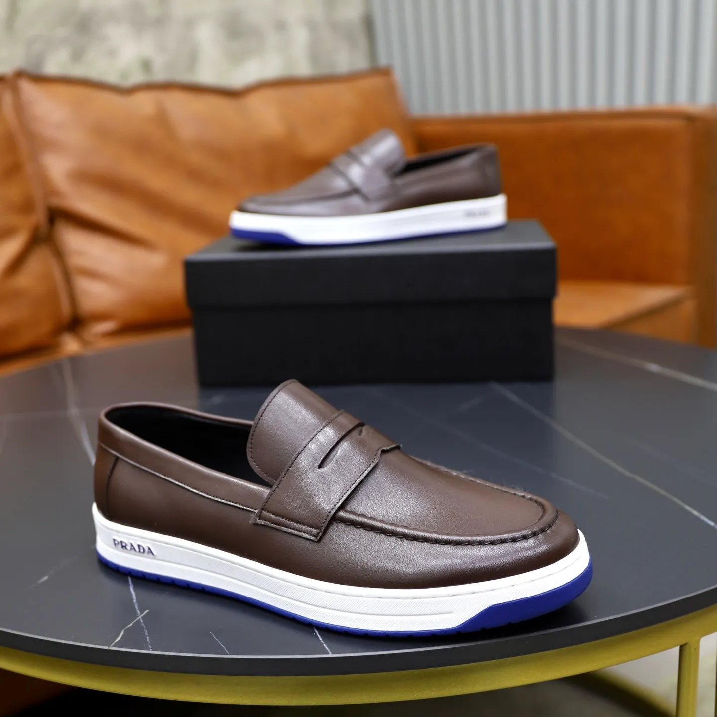 Factory price: 💰640 Prada classic men’s lace-up casual shoes | Imported cowhide upper | Upper stitching layered design, light and breathable | Soft and comfortable | Decorated with PRADA letters on the side | Distinctive sports style, showing the brand style | Lightweight concave and convex pattern rubber soles | Matched with cowhide foot pad lining | Excellent foot feel, fashionable and elegant | Size: 38-44 (45 customized)